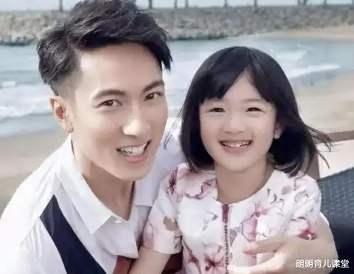  冻龄爸爸火了,与女儿相差25岁似情侣,女儿解释这是我亲爹