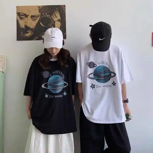  男孩女孩,还在穿一模一样的情侣装