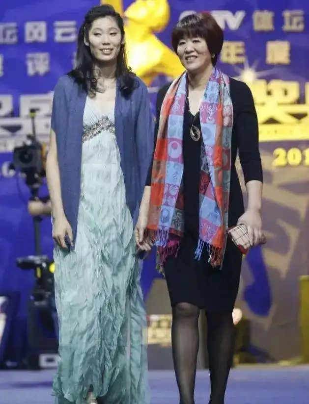 朱婷随郎平参加活动,连衣裙搭披肩优雅得体,一张高级脸不输超模