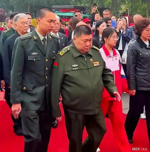  毛东东和毛甜懿兄妹很懂事,步步搀扶着父母,又聪明好学