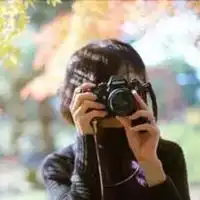  拿着照相机的女生头像拿着相机拍照的女孩头像