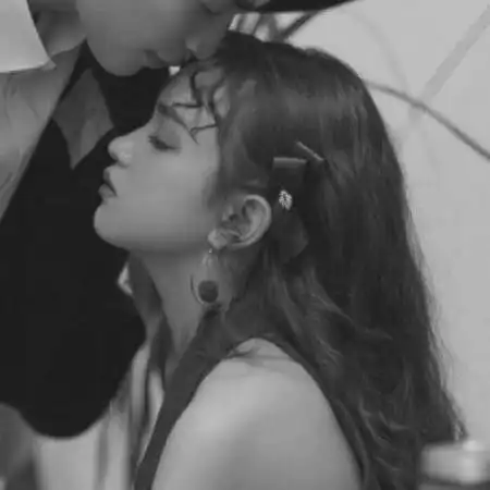  微信情侣头像黑白男女爱是等待爱是陪伴