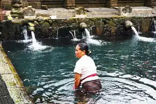  性感美女巴厘岛秀大长腿,邂逅万种风情,静赏美景,附比基尼照