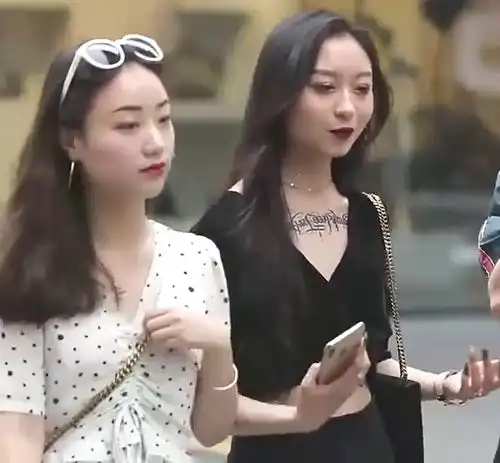 街拍和闺蜜一起逛街一起开心,这些穿搭,时尚又不拘谨逛街必备