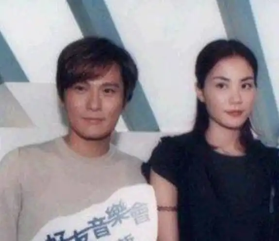  王菲与刘德华穿睡衣合影,在天王面前温柔又乖巧,眼里全是宠爱