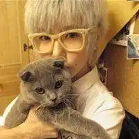  求这个女生抱猫头像的情侣男生头像