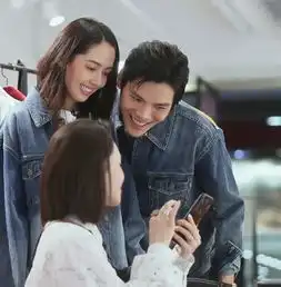 郭碧婷的闺蜜给她和向佐拍照,看到三人看手机时的表现,真甜
