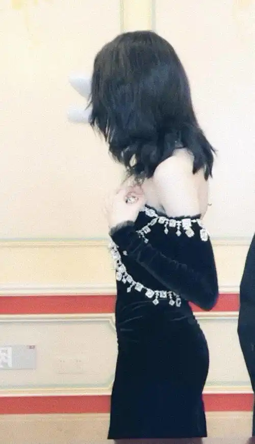  迪士尼在逃公主回家了迪丽热巴今日现身迪士尼出席剧宣活动