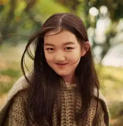 李嫣和奶奶爸爸合照,三代人长一个样,网友看奶奶的嘴