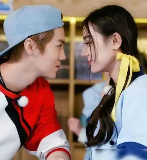  刚出道就被杨幂签约,如今比老板还红,全年无休住10年酒店