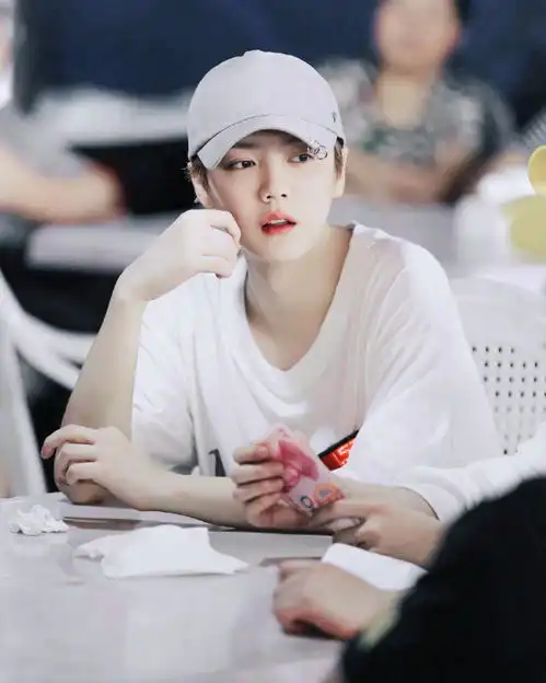  关晓彤鹿晗又暗戳戳秀恩爱,前后同戴情侣帽,怕被发现还故意反着戴