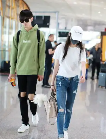  陈飞宇是陈凯歌儿子,经常拿来和刘昊然比较,现在帅出自己风格