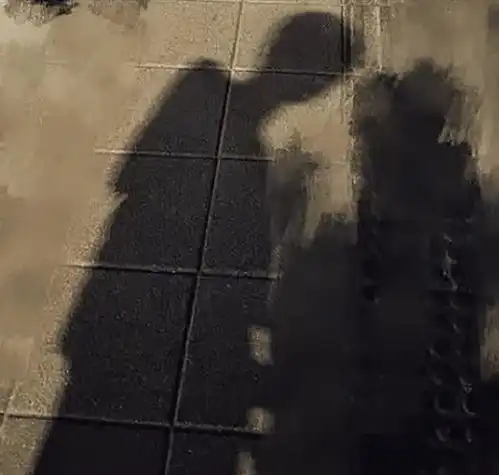  双方粉丝吵破天,这俩人恋爱了,情侣项链被扒,还有疑似影子照