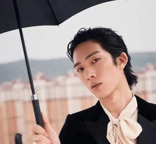  杨紫与10年男闺蜜演情侣,隔空穿同款好默契,无奈体型差距太大