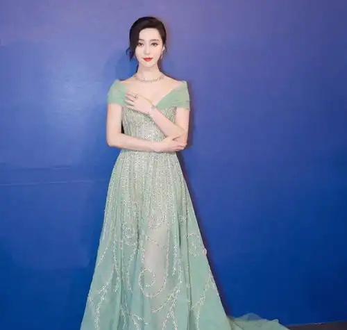  范冰冰靠穿搭再走红40岁演绎在逃公主,卖萌装嫩不罢休