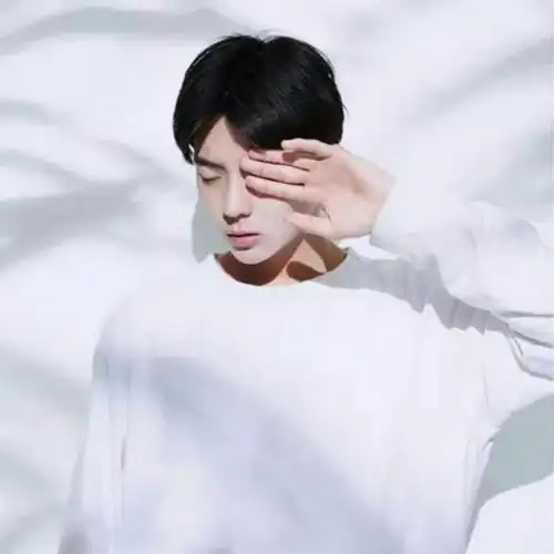  单手捂眼白色衣服的情侣头像,一男一女,单手捂眼,歪着头