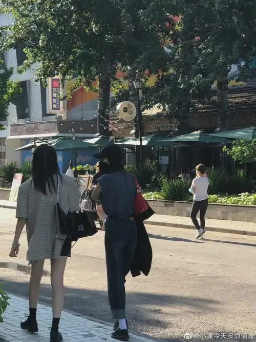 杨幂私服盘点,每套都彰显好身材
