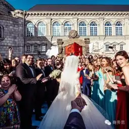  牵手拍旅行照环游世界的他们,结婚啦