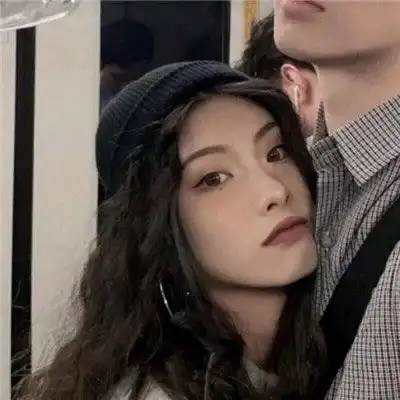  高冷情侣头像一男一女散落在指尖的阳光