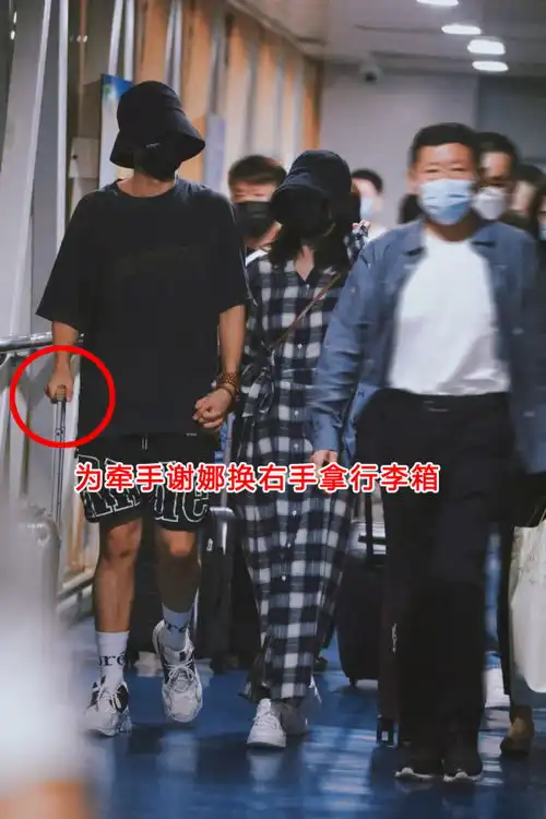  有二胎更爱了张杰为牵手谢娜换右手拿行李箱,还特意换情侣帽撒狗粮