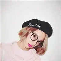  带眼镜的女生头像,戴着圆眼镜显得搞怪又可爱吧