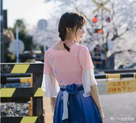  lol小楼晒美照化身清纯学生妹网友直呼心动的感觉