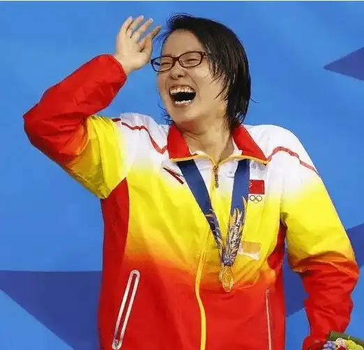  这姑娘今天火遍全宇宙,被封泳界段子手