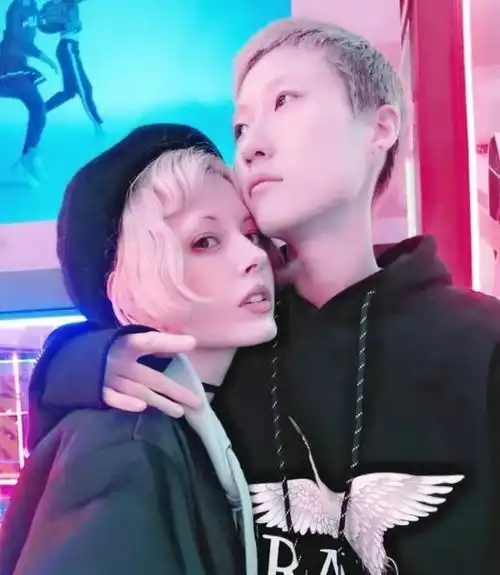  成龙私生女,上演被嫌弃的一生,现和大12岁外籍妻子同甘共苦