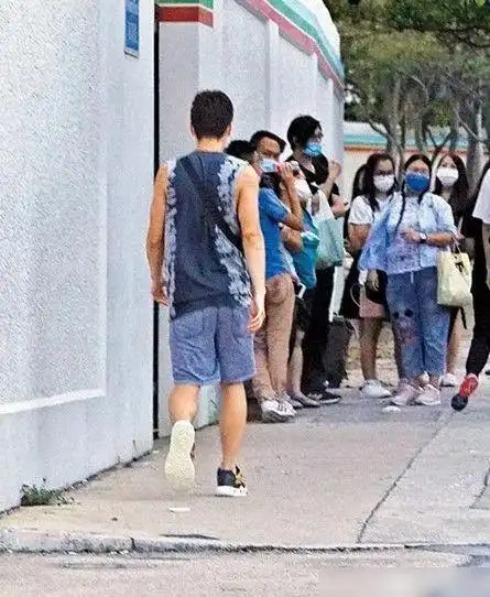  被嘲素颜比照片还丑朱凌凌吴伟豪女友做其司机谨防男友变心