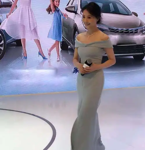  高圆圆车展旧照火了,引起网友热议