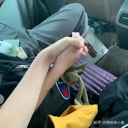  有没有情侣手牵手的照片,只要手的,走在街上的那种谢谢