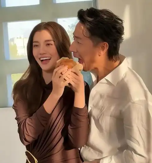  吴千语为施伯雄庆生穿情侣鞋拥抱亲吻,4个蛋糕各有特色