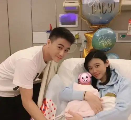  公费恋爱的8对情侣,最后一对吃相难看还自毁前程