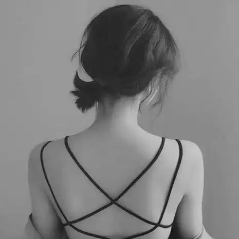  短发美女性感背影