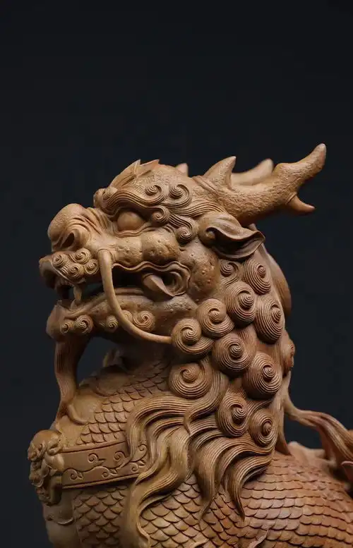 纯手工雕刻的一尊老山檀香麒麟,太漂亮了