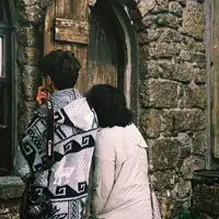  很有甜蜜气息的欧美情侣头像我会安静地在原地等你情侣头像