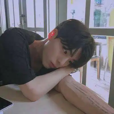  趴着睡的帅气男生睡觉头像