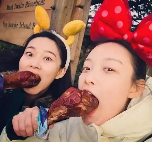 倪妮又晒闺蜜照,却被素颜和3600帽子抢镜,闺蜜开玩笑以后拒绝合照