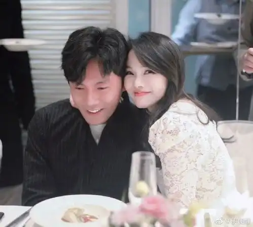  伊能静庆53岁生日与秦昊贴脸合影儿子哈利一头长发搭配妖媚妆容