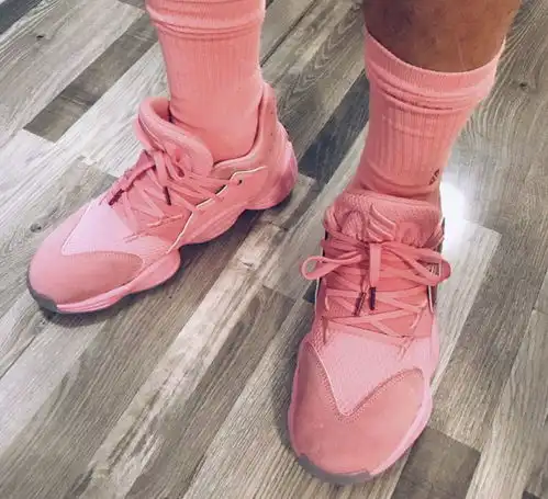  情人节穿粉色才应景男生都不怕上脚的粉色鞋款盘点