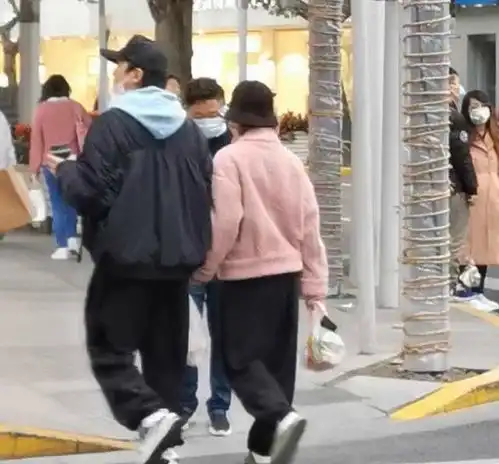  孙俪穿拖鞋逛街不嫌冷邓超穿情侣棉裤,俩人看背影就一米五