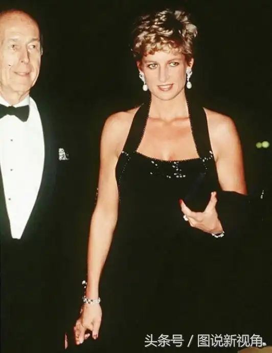  梅根王妃现身婚礼现场,穿黑色礼裙戴情侣墨镜,神似戴安娜