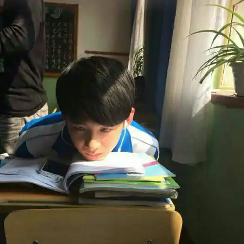  白敬亭有这么多好看的照片,为什么生日时候微博头像要换这第一张旧照