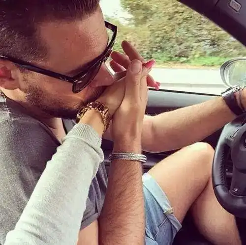  五种情侣低调不露脸的拍照方法不要再闪瞎别人的眼睛了