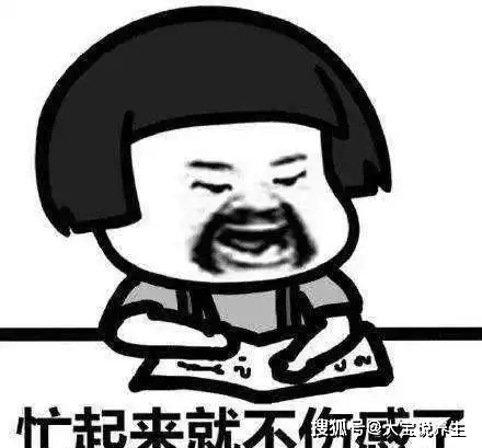  开心一笑老公蹲在狗窝旁边吃鸡蛋,他吃蛋白,蛋黄给狗狗吃