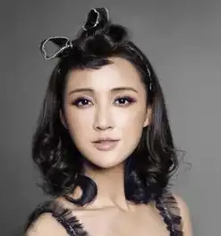  张歆艺牵手李厚浪漫演绎情侣发型