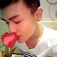  谁还有嘴叼玫瑰的情侣头像,旁边还有心可以拼凑一对的