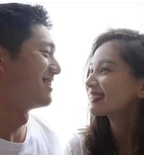  王子文与男友甜蜜庆生,女方骑男方脖子甜蜜自拍