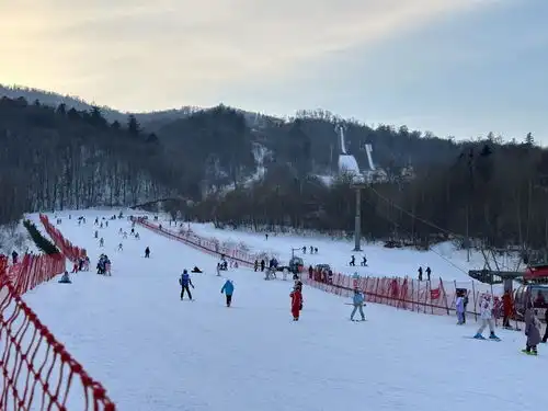 新华全媒丰富产品,提升体验,扩大优惠各地多举措促消费释放冰雪经济新动能