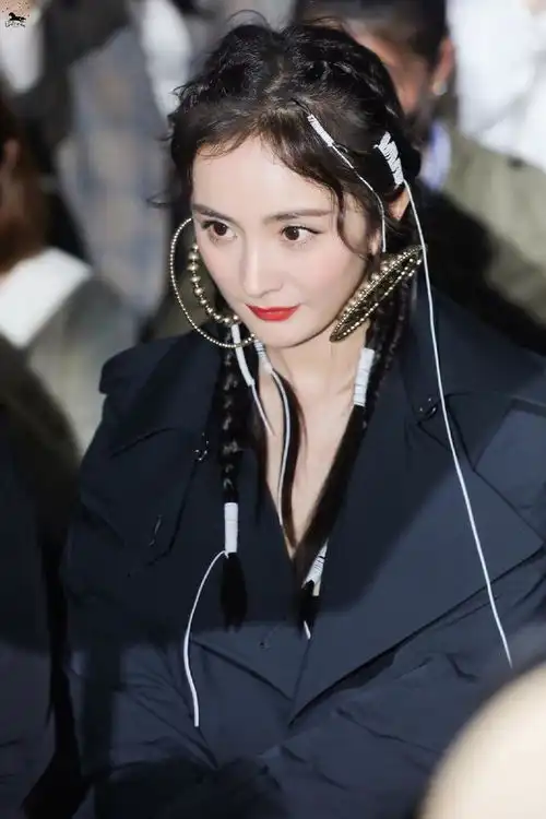  杨幂陈伟霆同框看秀真养眼穿情侣黑有cp感,幂耳环大到盖过脸